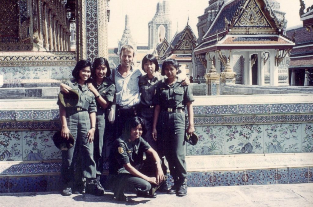A photo of Stuart Ian Currie with a group of female Thai soldiers inside the Grand Palace grounds.